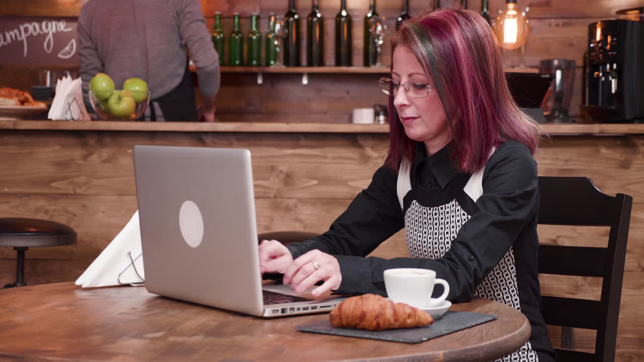 카페에서 노트북으로 일하는 여자