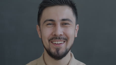 retrato de un hombre sonriente