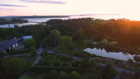 fotografía aérea de impresionantes jardines panorámicos hasta un hermoso amanecer sobre el océano