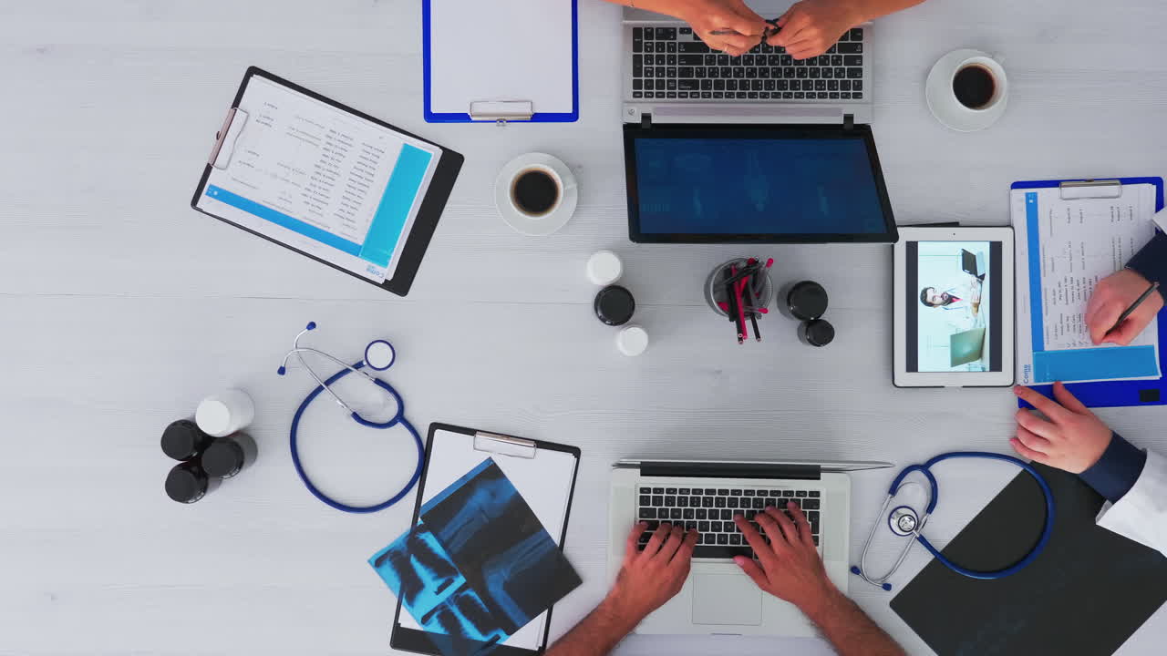 grupo de médicos residentes que asesoran a un médico mediante videoconferencia