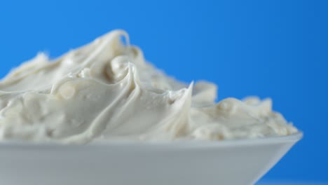 mascarpone cheese on the plate slowly rotates.