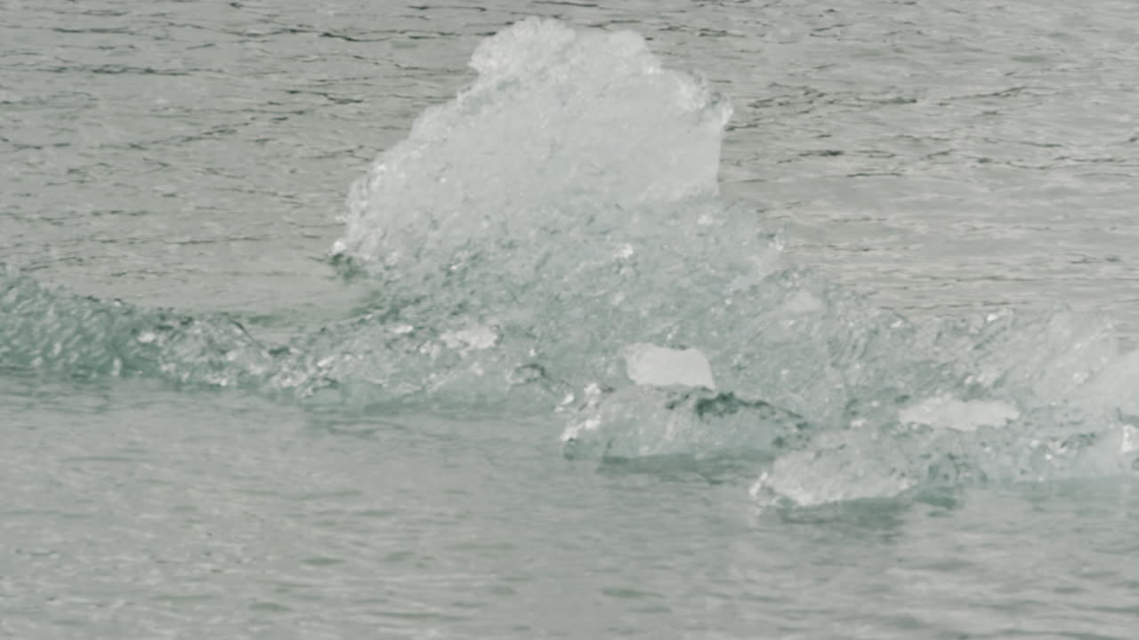 작은 녹는 빙산이 jokulsarlon iceland의 석호를 어지럽 힙니다.