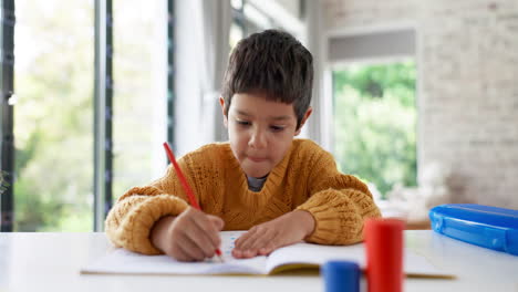 estudiante, dibujo o niño escribiendo tareas