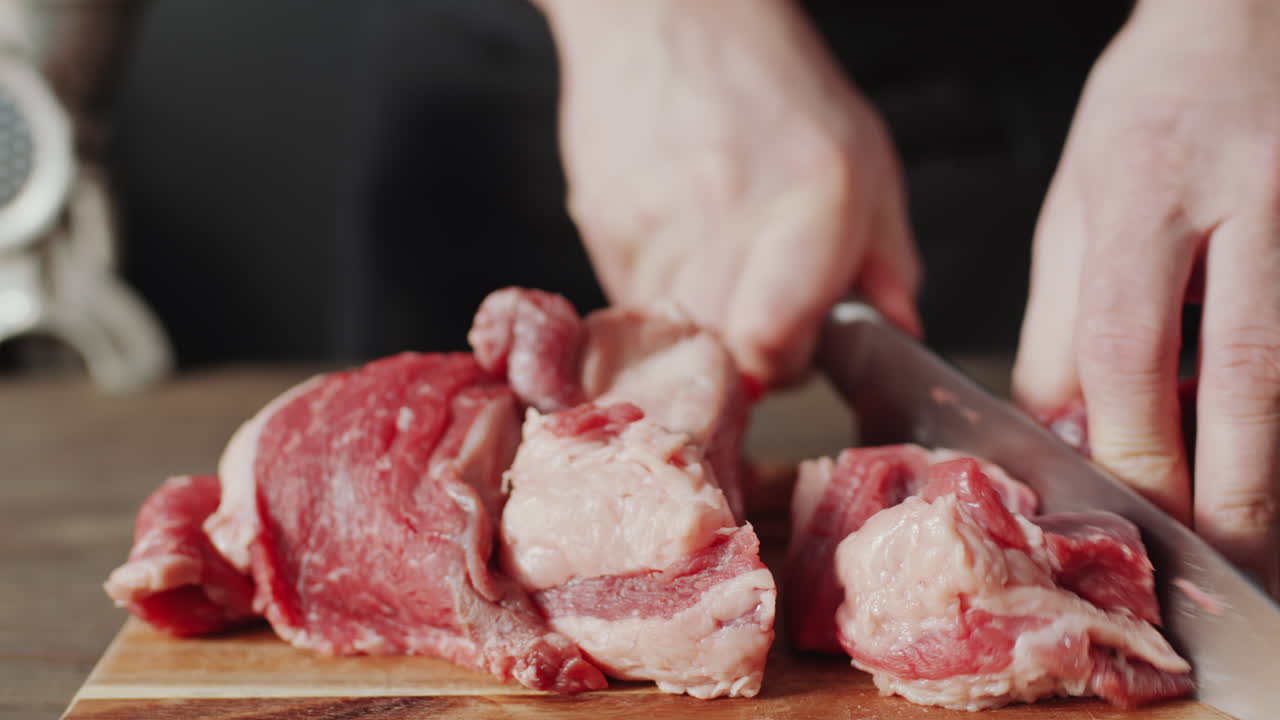 생고기를 잘라내는 남성의 손