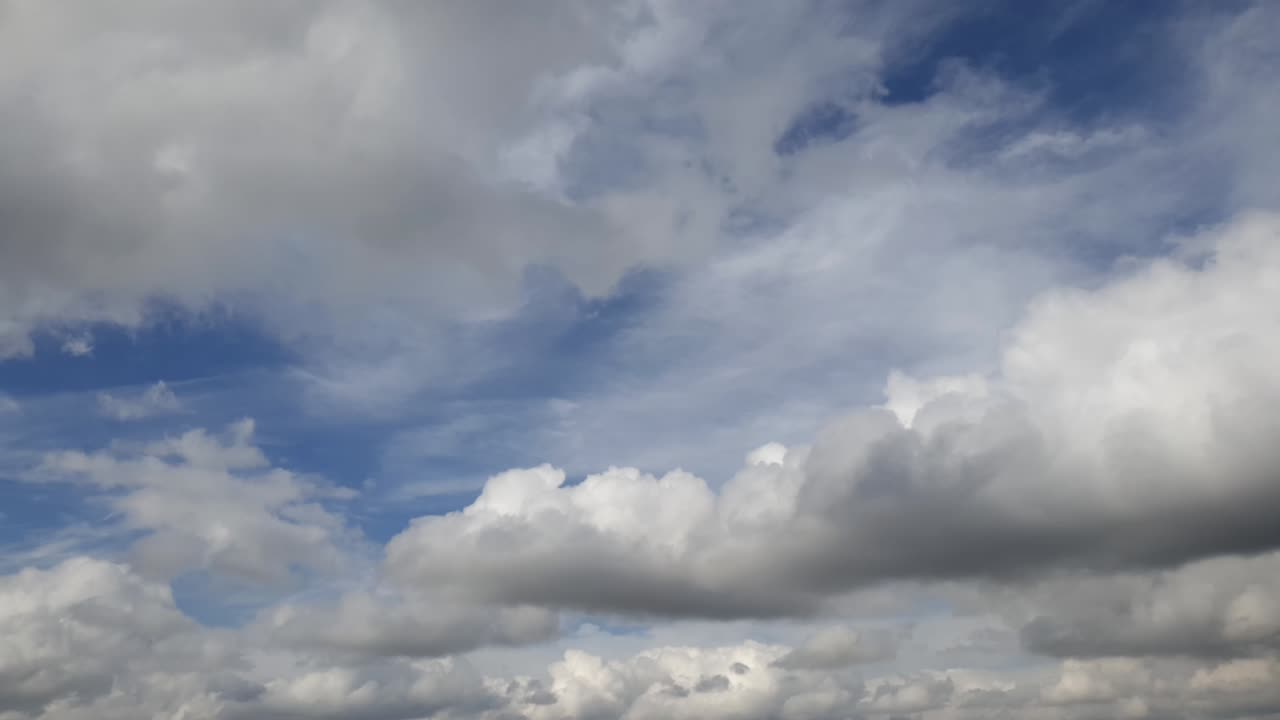 rápido movimiento cálido día de verano nubes blancas de lluvia moviéndose a través del cielo en lapso de tiempo de capas superior e inferior