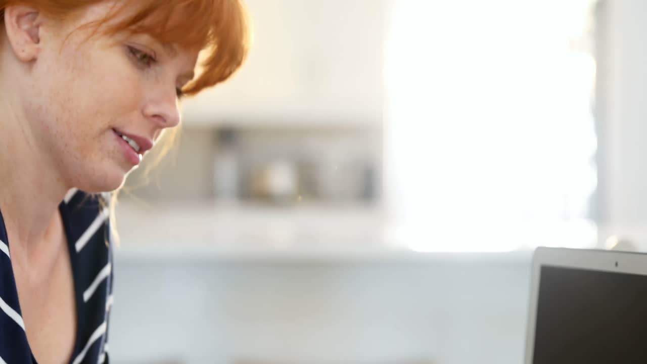 부 ⁇ 에서 커피를 마시는 아름다운 여성 4k