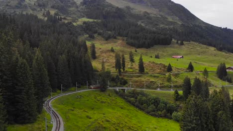 Antena:-Pequeño-Tren-De-Montaña-En-La-Región-De-Jungfraujoch-5