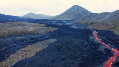 Campo-De-Lava-Humeante---Paisaje-Volcánico-En-Islandia---Toma-Aérea-De-Drones