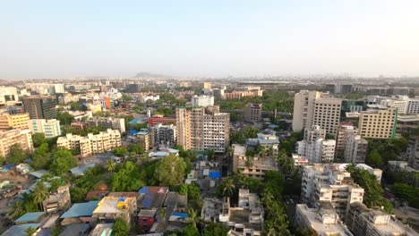 Drohnenaufnahme,-Vogelperspektive,-U-Bahn-Station-Andheri-Marol,-Mumbai-International-Airport,-Mumbai,-Indien,-Weitwinkel-Seitenansicht-Des-Zuges