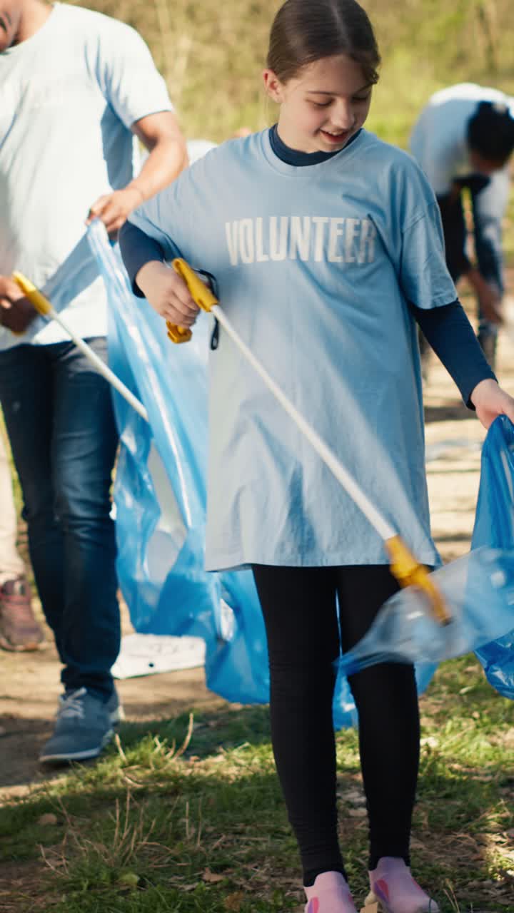 Jovem garota voluntária recolhendo lixo em um parque