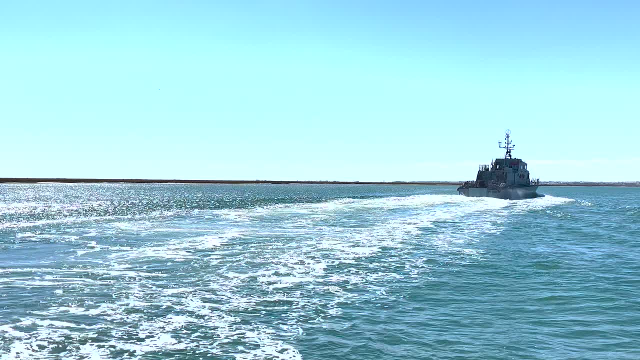 해군 선박이 대서양을 순찰하고 난민 이동을 모니터링하고 국경 보안을 제공합니다.