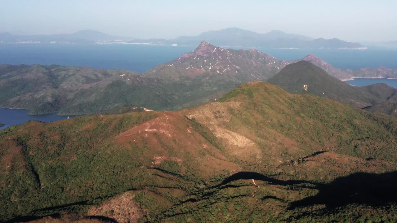 cámara de drones disparó sobre el terreno montañoso lleno de exuberante vegetación en el parque geográfico de hong kong en sai kung por la noche
