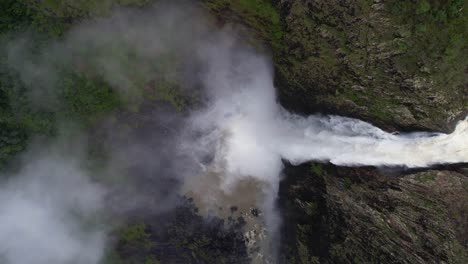 vista aérea de arriba hacia abajo de las cataratas de wallaman, punto de referencia natural de queensland, australia, sitio del patrimonio mundial de la unesco