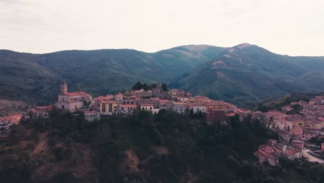 drone disparado sobre la vieja ciudad pequeña en italia
