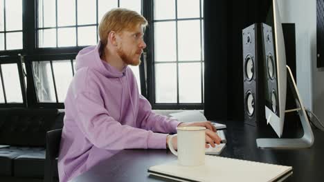 hombre trabajando en un escritorio