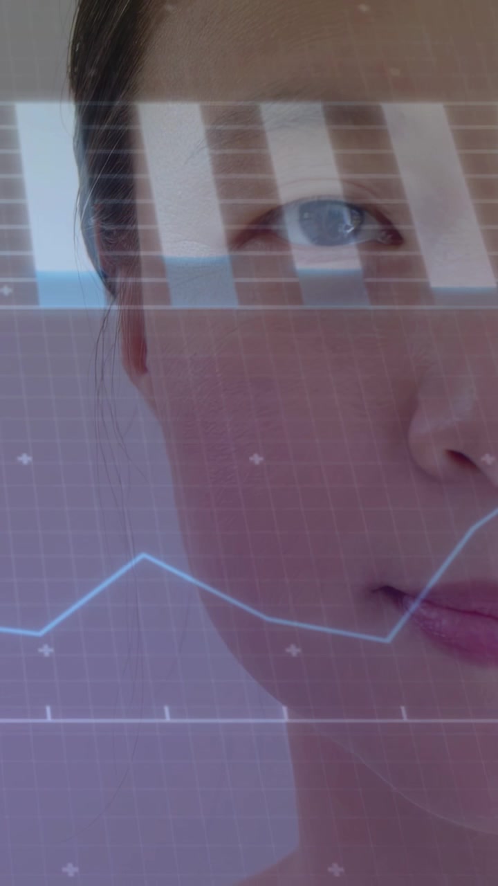 Video verticale: Donna con lo sguardo fisso mentre un overlay appare sul viso, con barre e linee in movimento per la biometria.