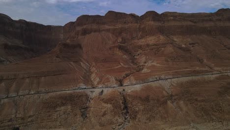 Schlucht-In-Der-Judäischen-Wüste-Am-Toten-Meer,-Israel-Wunderschöne-Landschaft-Der-Judäischen-Wüstenberge-Israels-Mit-Violettem-Morgenhimmel-über-Dem-Toten-Meer