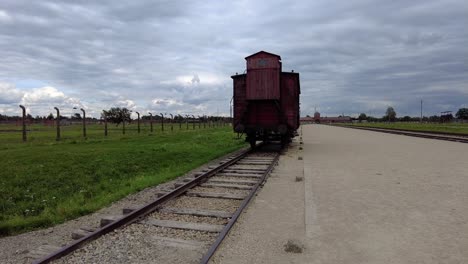 viejo carro sobre rieles en el campo de concentración de auschwitz-birkenau