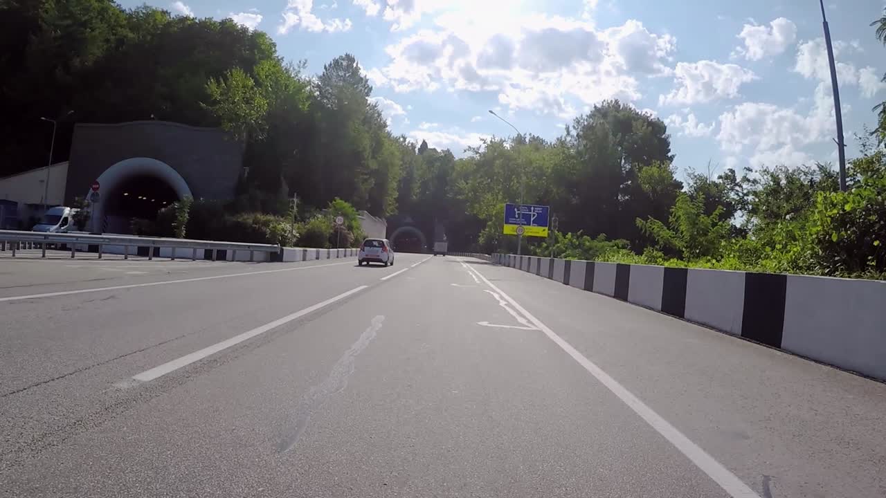 터널이 있는 산악 도로