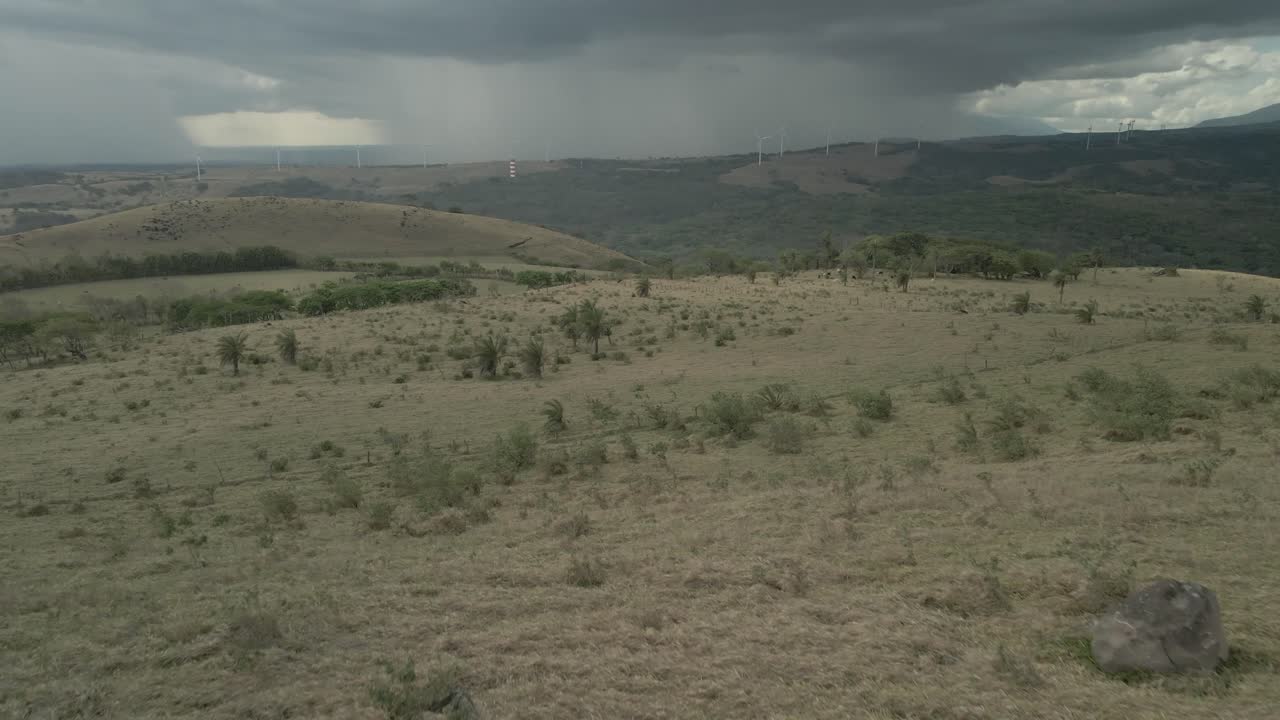 niña apoyada en la barandilla mientras el cielo se rompe con la lluvia
