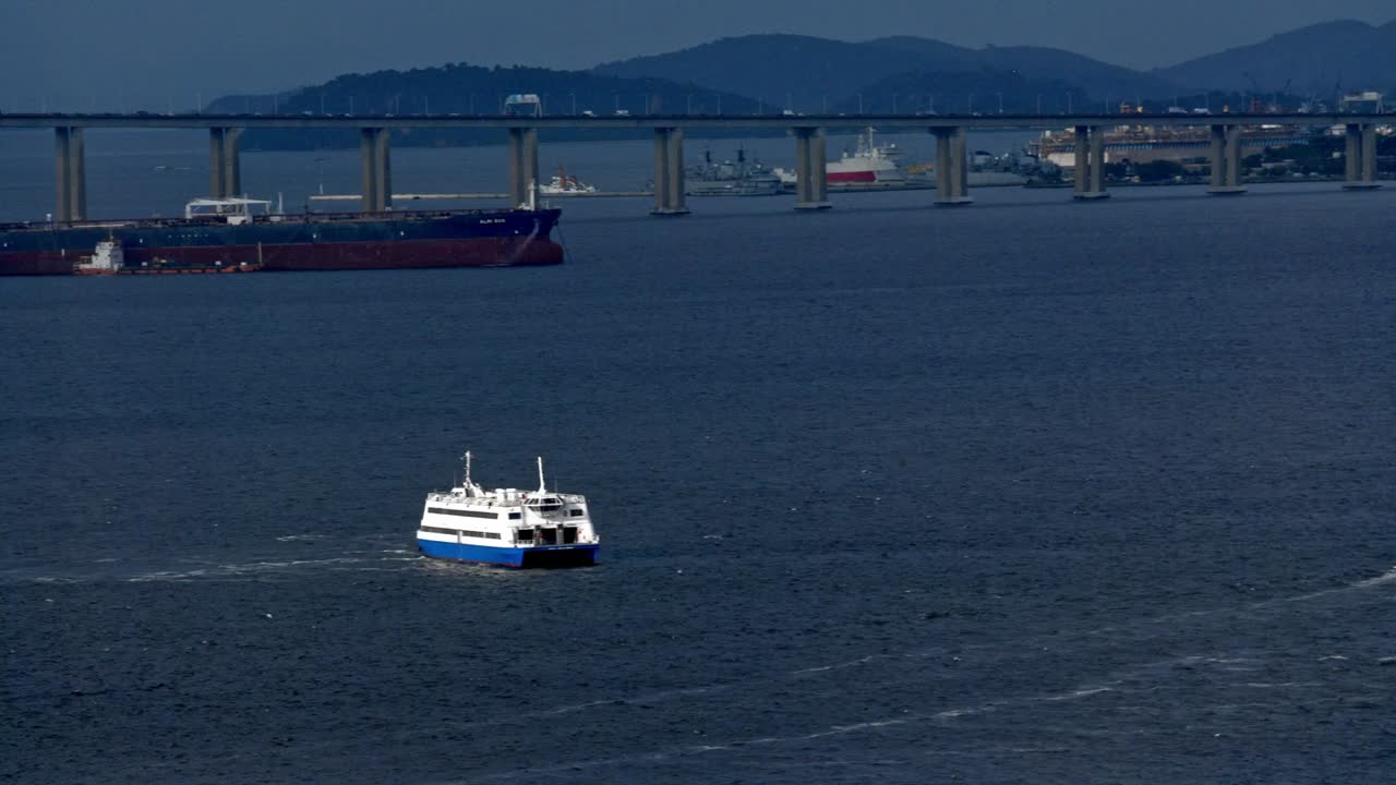 Guanabara bay Rio de Janeiro 
rio Niter&oacute;i bridge