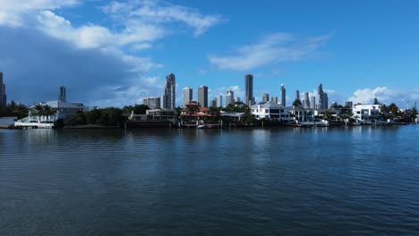 Propiedades-De-Lujo-Frente-Al-Mar-En-Gold-Coast-Con-Un-Imponente-Horizonte-Interurbano-Como-Telón-De-Fondo