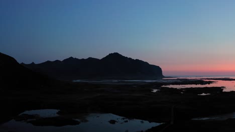 Toma-Aérea-De-La-Campiña-De-Lofoten-En-Noruega-Durante-La-Puesta-De-Sol-De-La-Hora-Azul