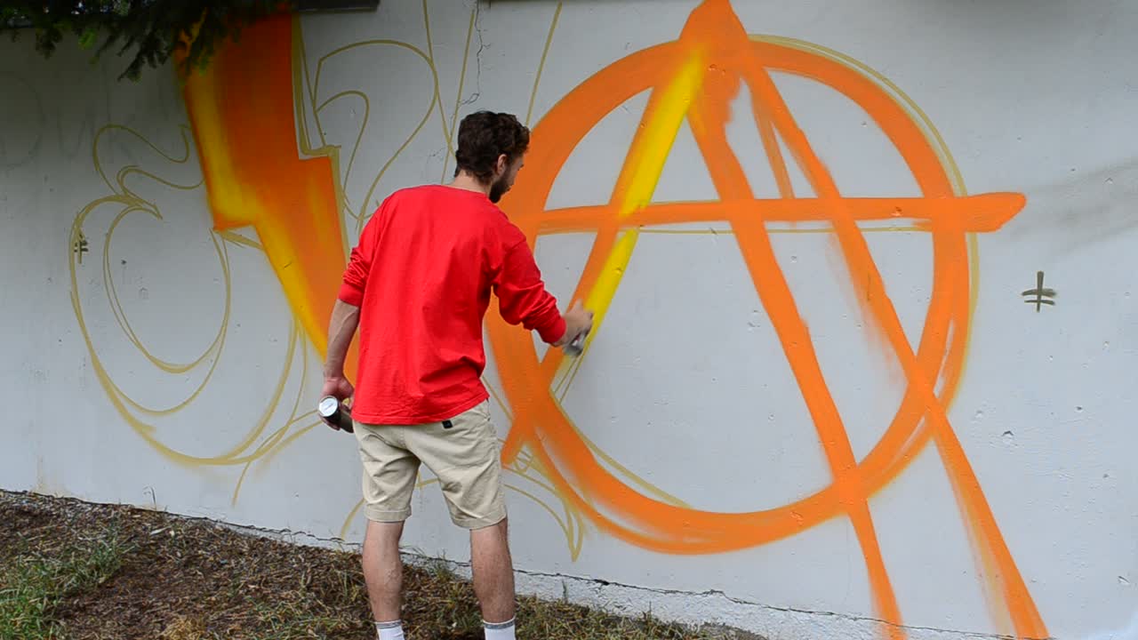 L'Artista Disegna Graffiti su una Recinzione, Astrazione