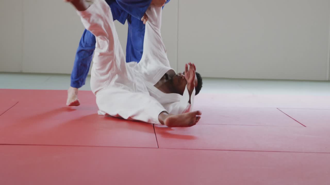 entrenamiento de judokas haciendo un randori en el tapete de judo
