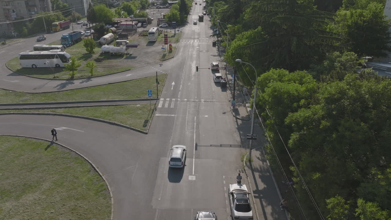 조지아 시내 거리를 따라 비행하는 공중 샷