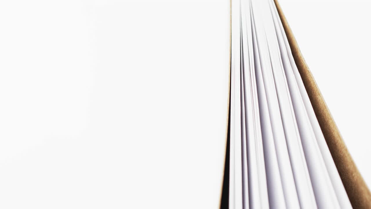 micro de páginas de cuaderno y espacio de copia en fondo blanco