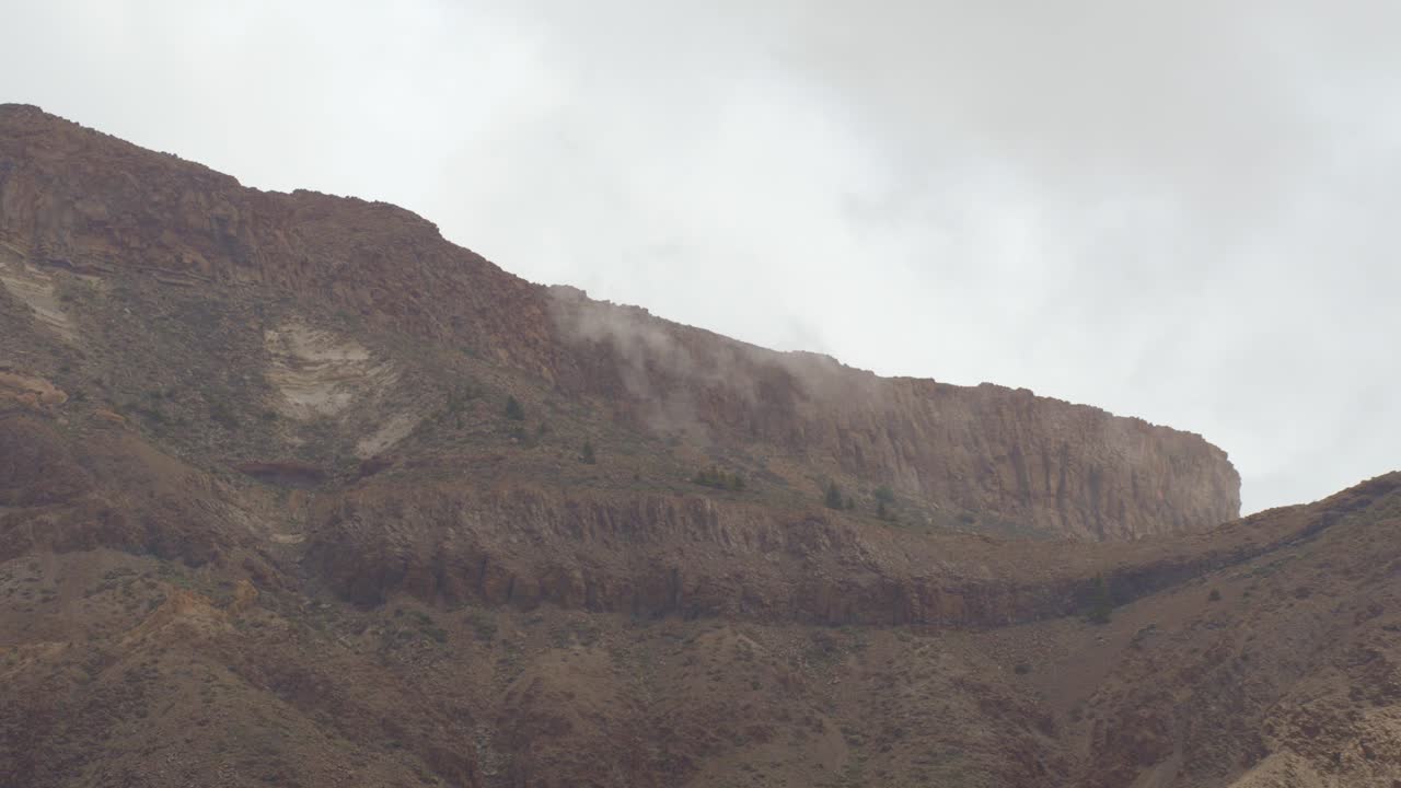 parque nacional del teide, nubes grises en lapso de tiempo bailando sobre la cima de la montaña