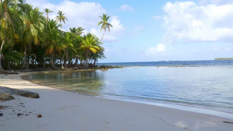 Orilla-De-La-Pequeña-Isla-Caribeña-Tropical