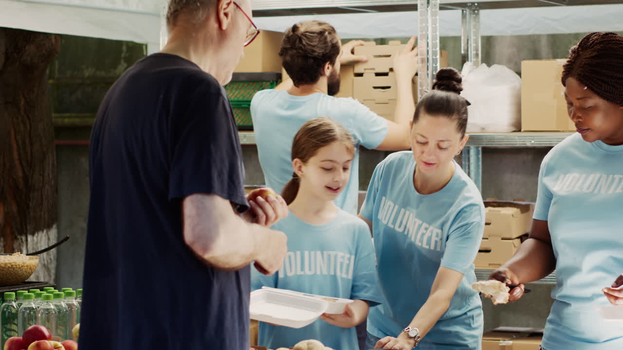 가난한 사람들을 먹여 살리는 지역 사회 지원