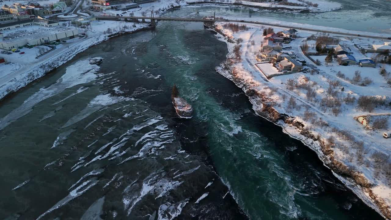 아이슬란드 남부의 셀포스 폭포에서 겨울에 큰 강이 아져 나온다.