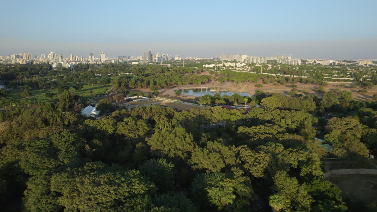 vista aérea sobre el área de safari de ramat gan donde todas las jaulas de animales están bajo los árboles del zoológico en una tarde tranquila cuando casi no hay visitantes