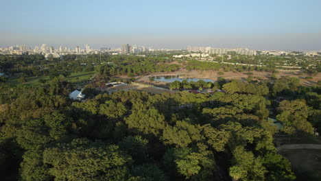 Vista-Aérea-De-La-Zona-De-Safari-De-Ramat-Gan,-Donde-Todas-Las-Jaulas-De-Animales-Están-Bajo-Los-árboles-Del-Zoológico-En-Una-Tarde-Tranquila-Cuando-Casi-No-Hay-Visitantes.