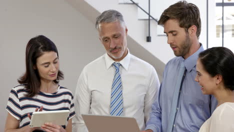 Business-people-talking-in-a-circle