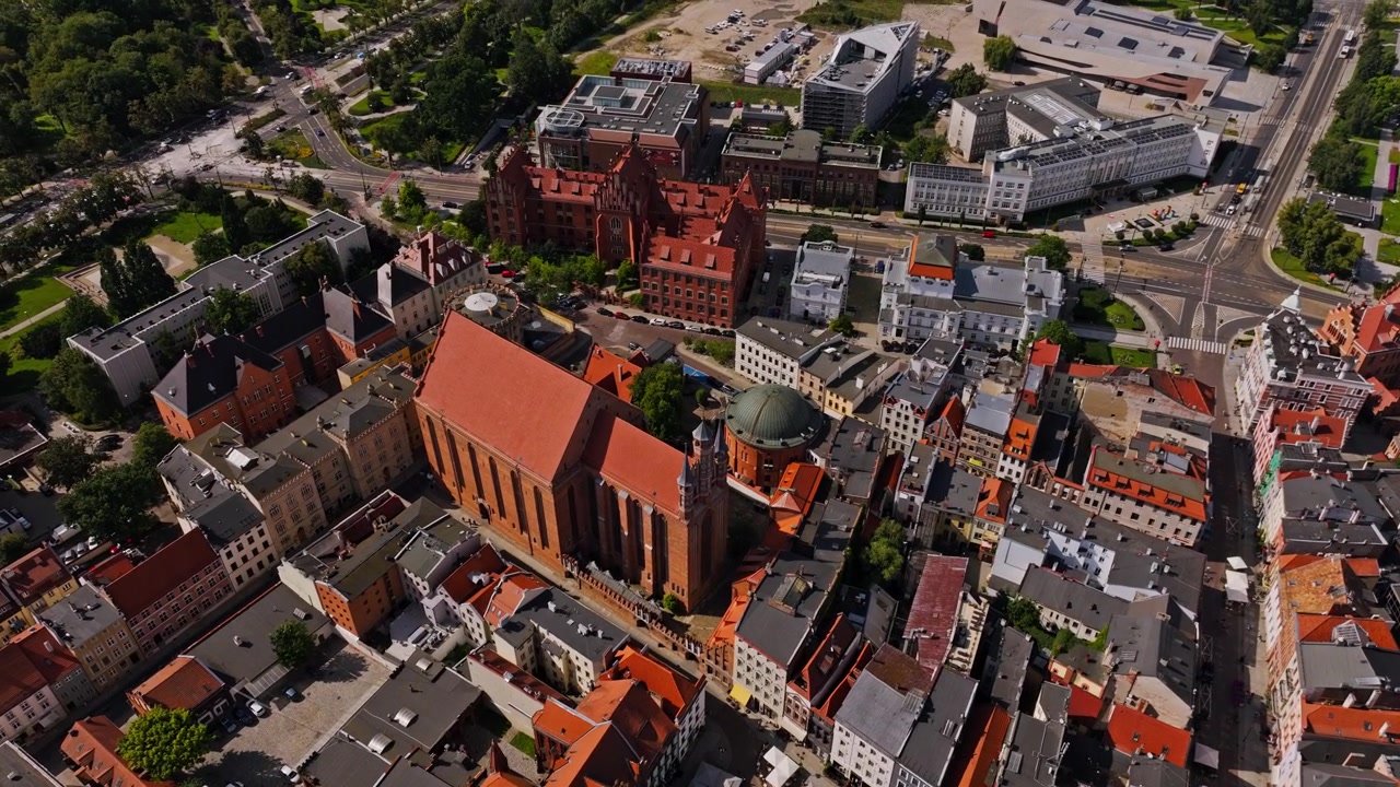 Historisk katedral, der rejser sig over middelalderlige hustage i UNESCO Torun centrum.