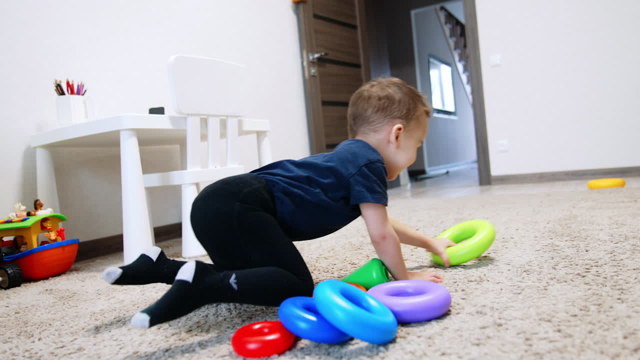 Renkli oyuncakla oynayan küçük erkek çocuk. Eğitim amaçlı oyunlar oynayan küçük çocuk.