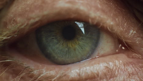 Nahaufnahme-Eines-Makro-Augenblinzelns-Im-Alter,-Sehgesundheitskonzept