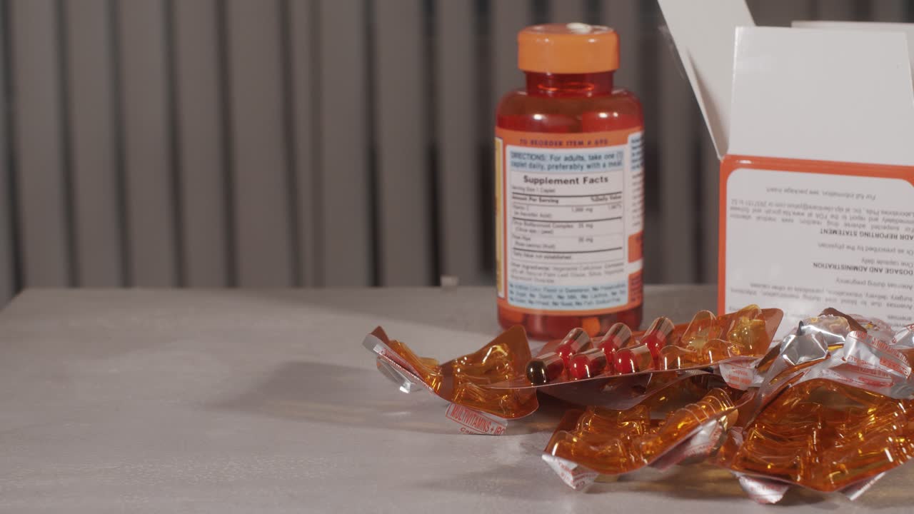 tomando unas pastillas-vitaminas. aumentar la inmunidad