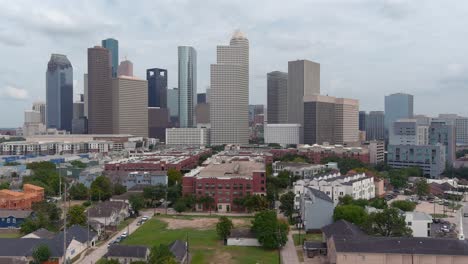 este video trata sobre una toma de establecimiento del centro de houston y sus alrededores