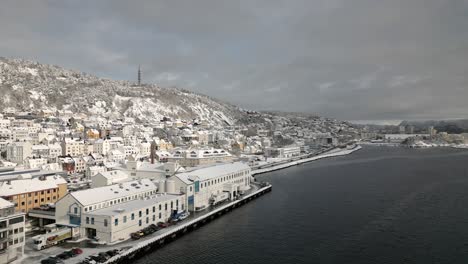 Lechería-De-Ålesund,-Con-La-Carretera-De-Acceso-A-La-Ciudad