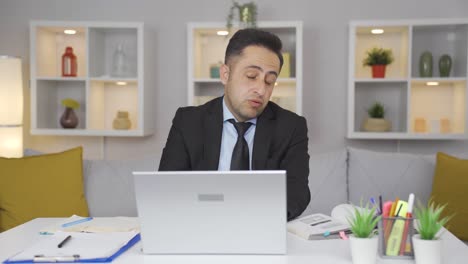 Hombre-Trabajador-De-Oficina-En-Casa-Tomando-Un-Descanso-De-Su-Trabajo.