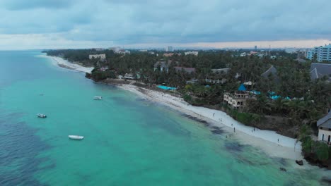 Mombasa-Strand-Bei-Bewölktem-Sonnenuntergang,-Mit-Resorts-Im-Hintergrund