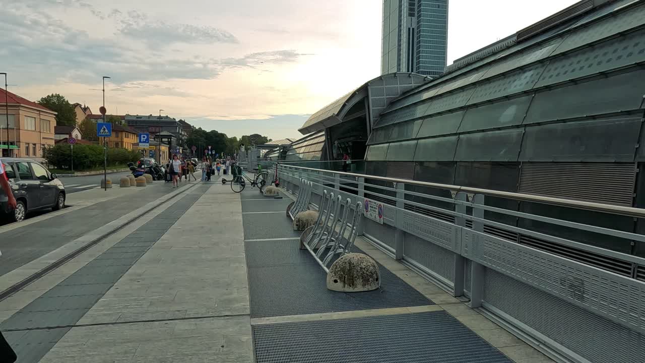 관광객 들 과 지역 주민 들 이 바쁜 거리 에서 고 있다