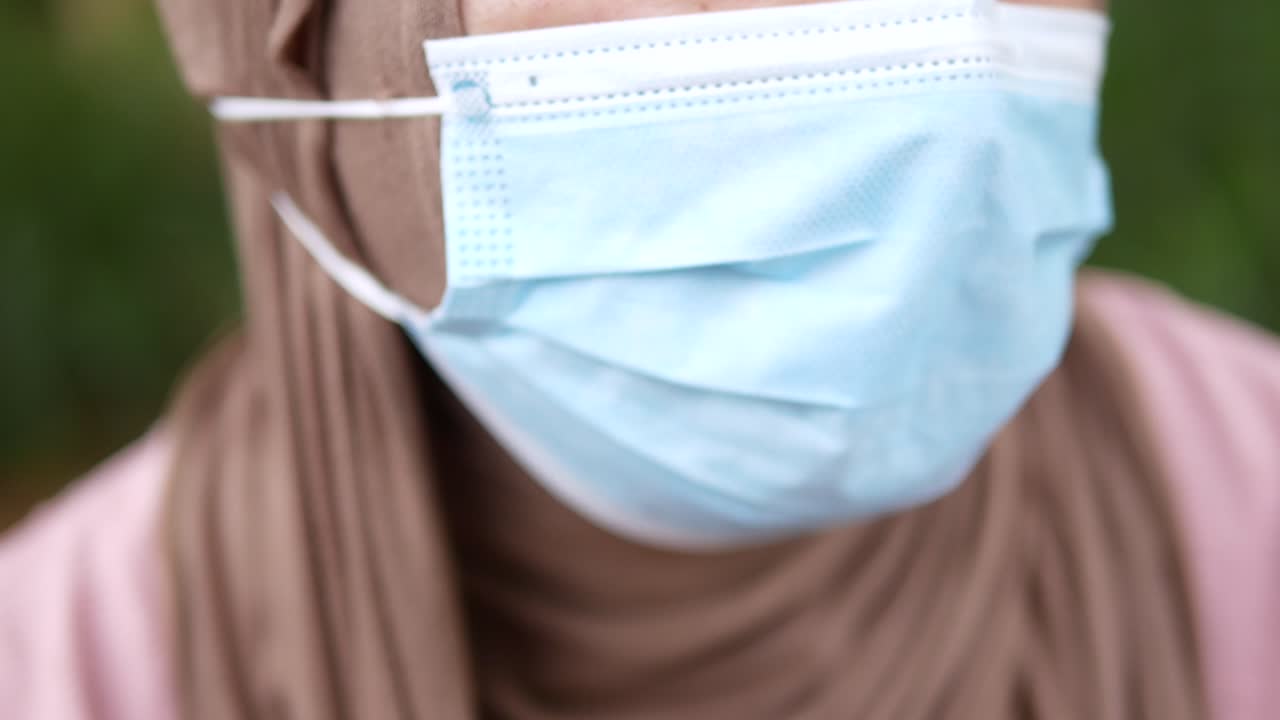 얼굴 마스크를 착용 한 여성