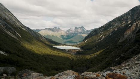 Blick-Auf-Die-Laguna-Esmeralda-In-Ushuaia,-Feuerland,-Argentinien-–-Weitwinkelaufnahme