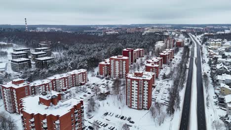zona residencial, edificios de gran altura cubiertos de nieve en invierno después de las nevadas